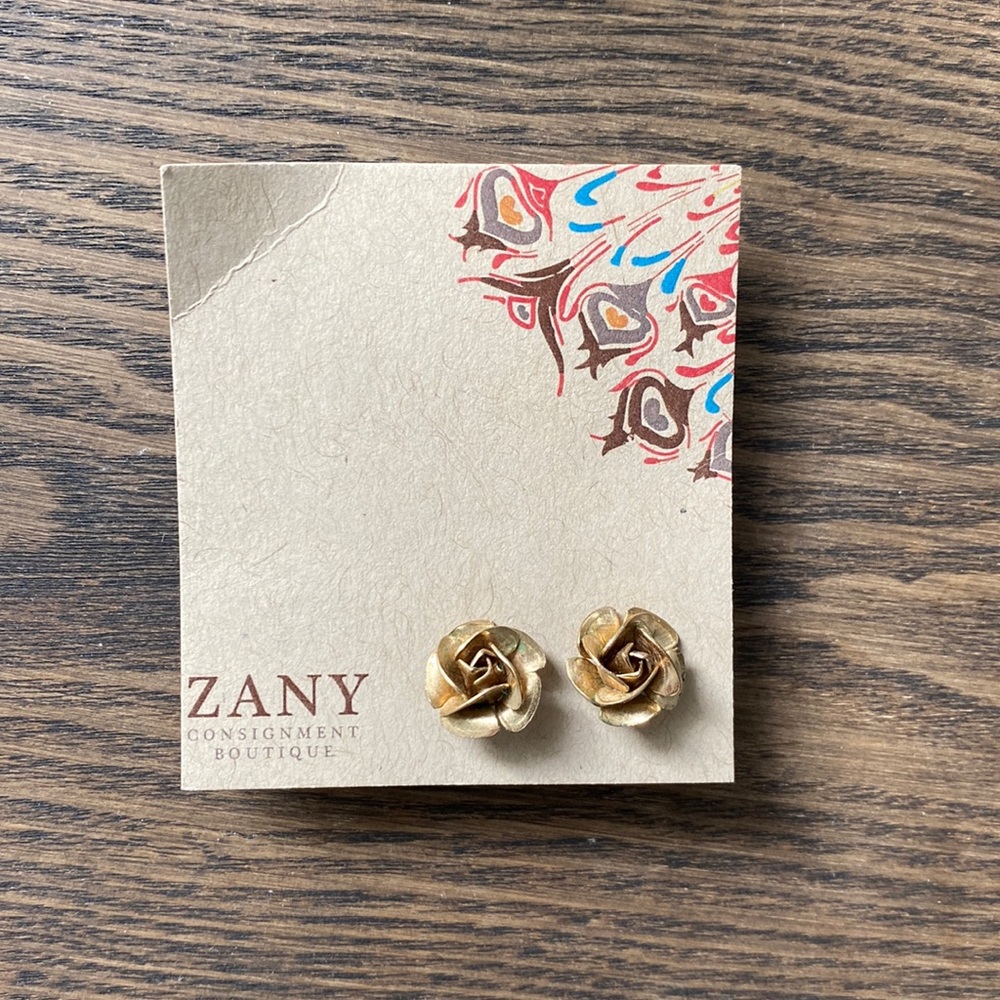 Gold rosebud stud earrings